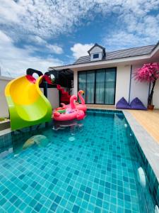 una piscina con inflables en una casa en Patteera Pool Villa Sattahip en Sattahip