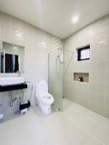 ein Bad mit einem WC, einem Waschbecken und einer Dusche in der Unterkunft Patteera Pool Villa Sattahip in Sattahip