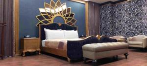 Icloud Luxury Resort & Hotel في تايتشونغ: غرفة نوم بسرير كنج وكرسي