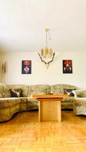 ein Wohnzimmer mit einem Sofa und einem Tisch in der Unterkunft Ferienwohnung Ruttner in Rastatt