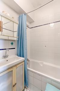 y baño con lavabo y bañera. en Résidor - Apartment in the heart of Montmartre, en París