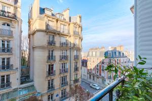 - Vistas a un edificio de la ciudad en Résidor - Apartment in the heart of Montmartre, en París