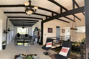 uma grande sala de estar com um tecto com vigas em Casa de Campo Natural y Tranquila 