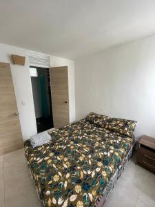 a bedroom with a bed in a room at Alojamiento Ricaurte Piso 6 in Ricaurte