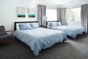 מיטה או מיטות בחדר ב-Snob Hollow Inn Downtown Anchorage