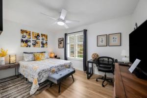 a bedroom with a bed and a desk and a chair at Gorgeous 4BR/2BA Home in North Central Phoenix in Phoenix