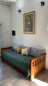 un sofá en una habitación con una foto en la pared en 12 Olivos Cabañas en San Rafael