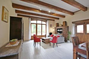 een woonkamer met rode stoelen en een bank bij La grange du manoir de kermain in Langonnet