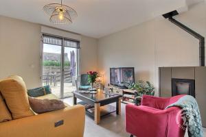 un soggiorno con un divano e un tavolo di Le colombier a Dinan