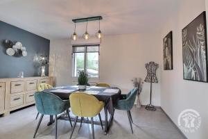 una sala da pranzo con tavolo e sedie di Le colombier a Dinan