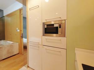 Kuchyň nebo kuchyňský kout v ubytování Snug Gaokong Jiangjing Hotel