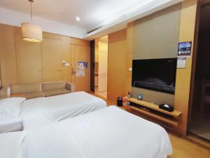 TV a/nebo společenská místnost v ubytování Snug Gaokong Jiangjing Hotel