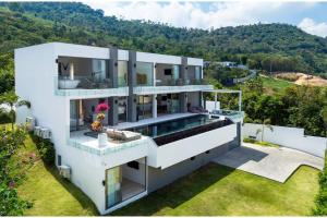 una vista aerea di una casa bianca di Luxury 5 Bedroom Modern Villa! KBR17 a Nathon Bay