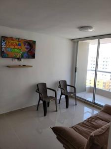 sala de estar con 2 sillas y sofá en Super ubicado, lo tienes todo!, en Barranquilla