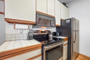 Kuhinja oz. manjša kuhinja v nastanitvi Sierra Cabin Condo – Sun Meadows 1 BedroomLoft condo