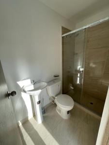 a bathroom with a toilet and a sink and a shower at CASA CAMPESTRE A POCOS MINUTOS DE CARTAGENA in Santa Rosa