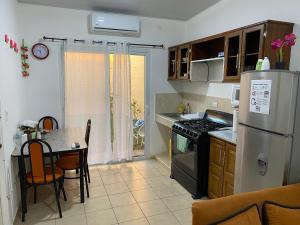 Virtuvė arba virtuvėlė apgyvendinimo įstaigoje Casa en alquiler por día