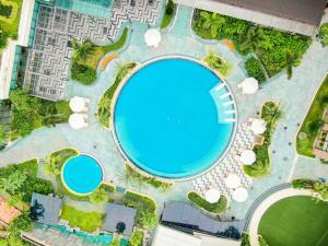 Bazén v ubytování Lotte Hotel Saigon nebo v jeho okolí