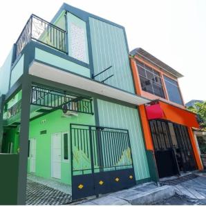- un bâtiment coloré en duplex avec un balcon dans l'établissement Kalimaya Residence Syariah 1 by Cocotel, à Brumbung