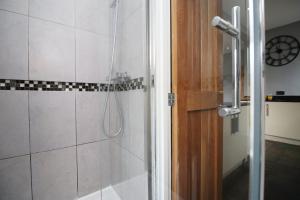 W łazience znajduje się prysznic ze szklanymi drzwiami. w obiekcie Spacious | 3BR | WiFi w mieście Newport