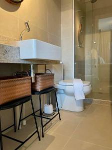 サルバドールにあるBeach Class - Barra Ondina SSAの洗面台とトイレ付きのバスルーム