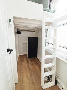 Ένα ή περισσότερα κρεβάτια σε δωμάτιο στο 1 Min Walk 2 Station Aircon Loft Bed Near Airport & City