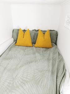 Ένα ή περισσότερα κρεβάτια σε δωμάτιο στο 1 Min Walk 2 Station Aircon Loft Bed Near Airport & City