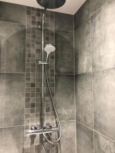 La salle de bains est pourvue d'une douche avec un pommeau de douche. dans l'établissement Maison au calme dans le var, à Roquebrune-sur Argens