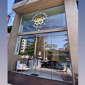 a store front window of a car dealership at Pousada do Braga in Cabo Frio