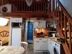 uma pequena cozinha com uma escada numa casa em Maison Dolus-d'Oléron, 3 pièces, 4 personnes - FR-1-778-2 em Dolus