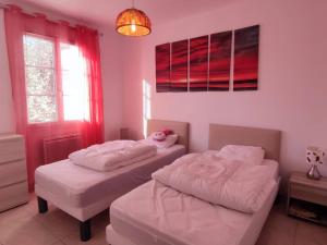 two twin beds in a room with a window at Maison moderne avec jardin, proche du centre et plages - 3 chambres – Île d'Oléron - FR-1-778-5 in Dolus d'Oléron