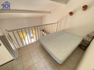 Cette petite chambre comprend un lit d'angle. dans l'établissement Maison Valras-Plage, 2 pièces, 5 personnes - FR-1-781-5, à Valras-Plage
