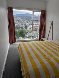 Voodi või voodid majutusasutuse Walk to city from 2 bedroom apartment with views toas