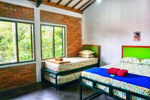 Postelja oz. postelje v sobi nastanitve Sonosewu Guesthouse Syariah