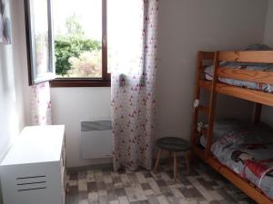 ein Schlafzimmer mit einem Etagenbett und einem Fenster in der Unterkunft Maison La Tranche-sur-Mer, 3 pièces, 4 personnes - FR-1-194-279 in La Tranche-sur-Mer