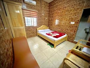 Quang Tri的住宿－Nhà Nghỉ Thanh Thuý，小房间设有床和镜子
