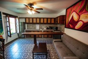un soggiorno con tavolo e cucina di Villa Serena Centro Historico a Mazatlán
