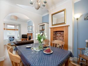 sala de estar con mesa y mantel azul en Hill View en Sidmouth