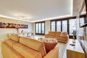 - un salon avec un canapé et une table dans l'établissement 185 Suite Five - Superb apartment in Paris, à Paris