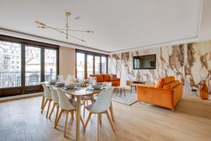 d'un salon et d'une salle à manger avec une table et des chaises. dans l'établissement 185 Suite Five - Superb apartment in Paris, à Paris