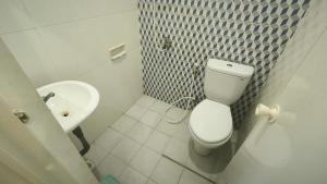 La salle de bains est pourvue de toilettes et d'un lavabo. dans l'établissement Kalimaya Residence Syariah 1 by Cocotel, à Brumbung