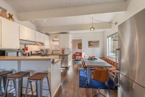 Gallery image of Lake Views, Pet-Friendly Cabin with Hot-Tub in King's Beach in Kings Beach +24 photos