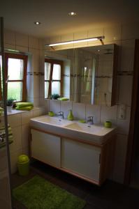 Et badeværelse på Ferienwohnung Haus Alpenrebe + 15 billeder