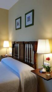 ein Schlafzimmer mit einem großen Bett und zwei Lampen in der Unterkunft 5 bedrooms house with wifi at Molinaseca in Molinaseca