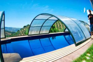 een glazen brug over een waterlichaam bij 6 bedrooms house with shared pool jacuzzi and wifi at Montefrio in Montefrío