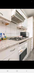 Kuchyň nebo kuchyňský kout v ubytování Habitaciones en las condes, Cercano a metro