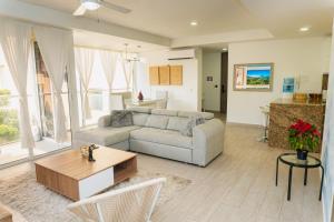 sala de estar con sofá y mesa en Pet-Friendly Pool Retreat with Luxury Hot Showers, en Santa Marta