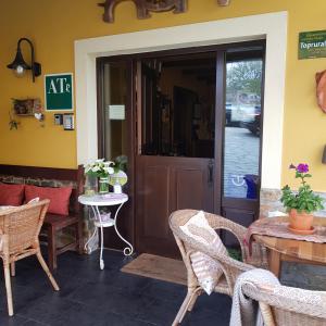 una puerta a un patio con mesa y sillas en Apartamentos Rurales Casa Pachona, en Puerto de Vega