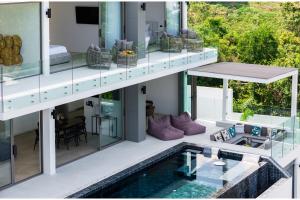 una casa con piscina e soggiorno di Luxury 5 Bedroom Modern Villa! KBR17 a Nathon Bay