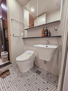 łazienka z toaletą i umywalką w obiekcie 서울의 야경이 멋진 옐로우 하우스 w Seulu